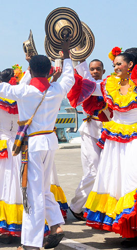 Personajes bailando con traje típico